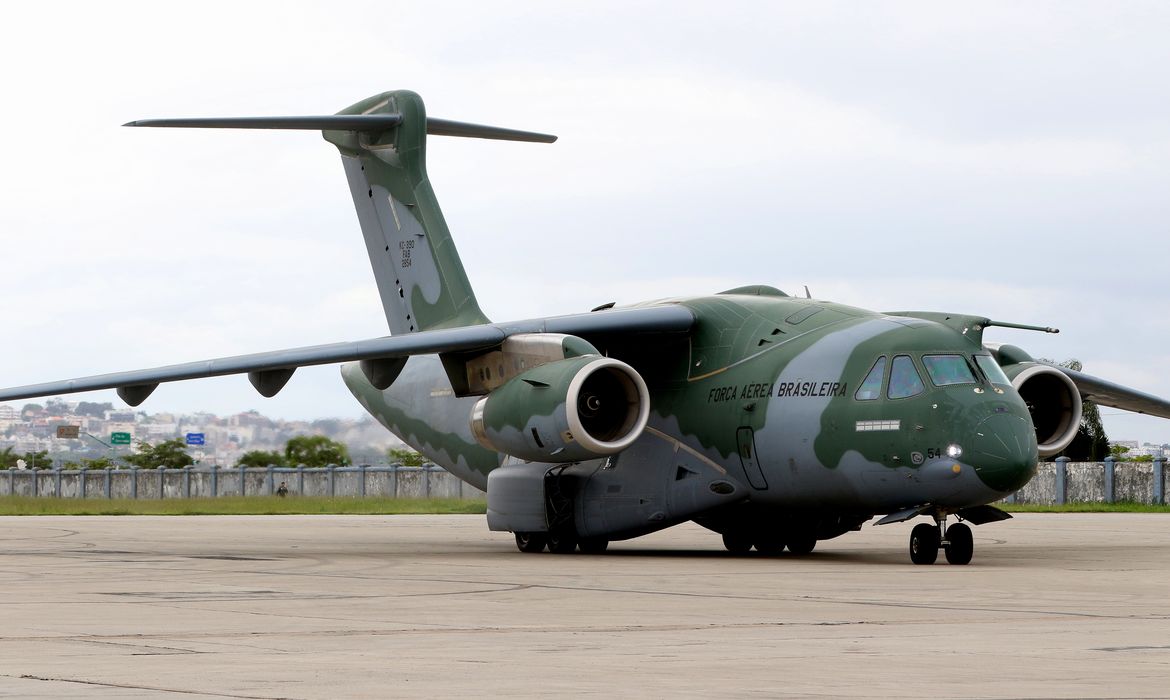 Rio de Janeiro (RJ), 21/10/2023 - Voo da Força Aérea Brasileira (FAB), com brasileiros repatriados, pousa na Base Aérea do Galeão. A Operação Voltando em Paz, do Governo Federal, realiza o oitavo voo de repatriação de brasileiros partindo de Israel. Foto:Tânia Rêgo/Agência Brasil