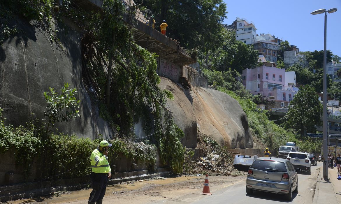 Avenida Niemeyer, em São Conrado, foi parcialmente liberada hoje (9). O tráfego na via é feito de maneira reduzida. Equipes da prefeitura trabalham na contenção das encostas, remoção da lama e retirada de árvores com ameaça de queda.
