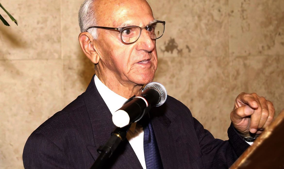 Clodesmidt Riani, ex-líder sindical e ex-deputado por Minas Gerais, morre aos 103 anos. Foto: Alair Vieira/ALMG
