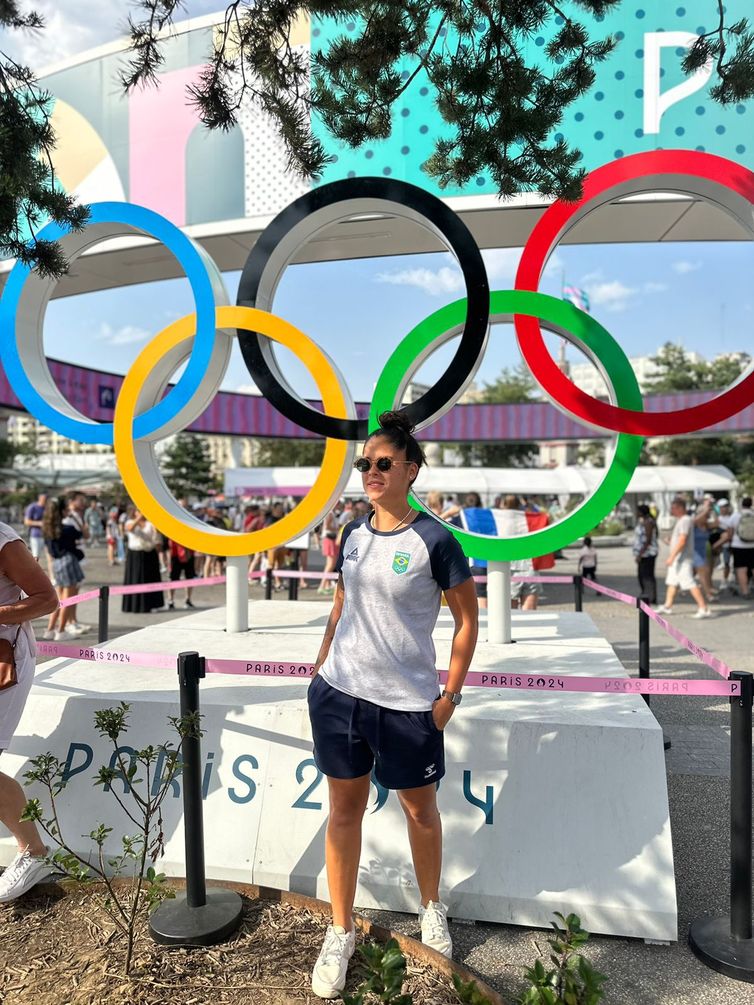 Carolina Pires - demonstração de handebol de praia em Paris 2024 -  universitária atleta do JUBs Praia no Rio de Janeiro 