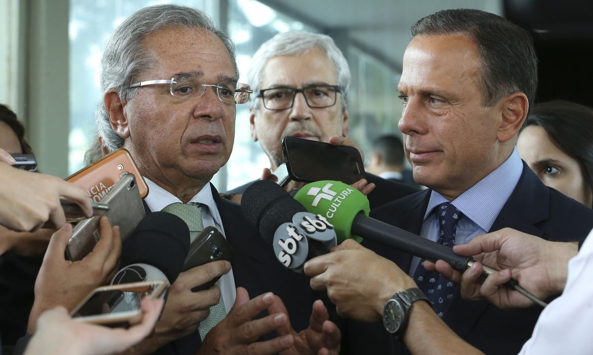 O ministro da Economia, Paulo Guedes, fala à imprensa após reunião com o governador de São Paulo, João Doria, e o  o secretário da Fazenda de São Paulo, Henrique Meirelles.