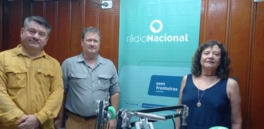 Professores Priscila e Camilo nos estúdios da Rádio Nacional do Alto Solimões 