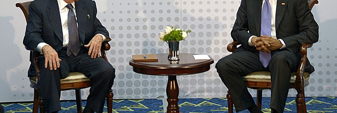 O presidente dos Estados Unidos, Barack Obama, e o líder cubano, Raúl Castro durante encontro em abril