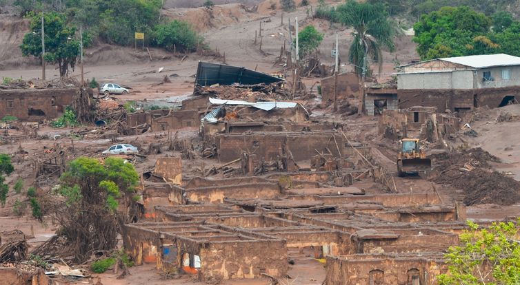 07 13:19:32 Mariana (MG) - Área afetada pelo rompimento de barragem no distrito de Bento Rodrigues, zona rural de Mariana, em Minas Gerais (Antonio Cruz/Agência Brasil)