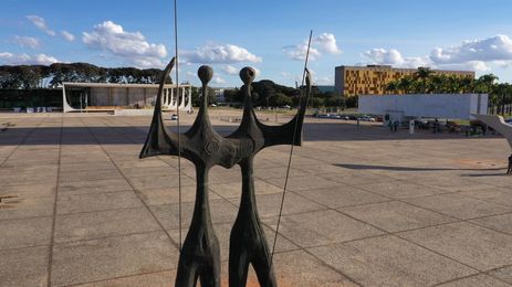 Símbolo da cidade, a estátua &quot;Os candangos&quot; homenageia operários da construção de Brasília