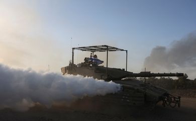 REUTERS/Ronen Zvulun/Proibida reprodução Israel 21/01/2024 Soldados israelenses patrulham em um tanque, em meio ao conflito em curso entre Israel e o grupo islâmico palestino Hamas, perto da fronteira de Israel com Gaza, sul de Israel, 21 de janeiro de 2024. Reuters/Ronen Zvulun/Proibida reprodução