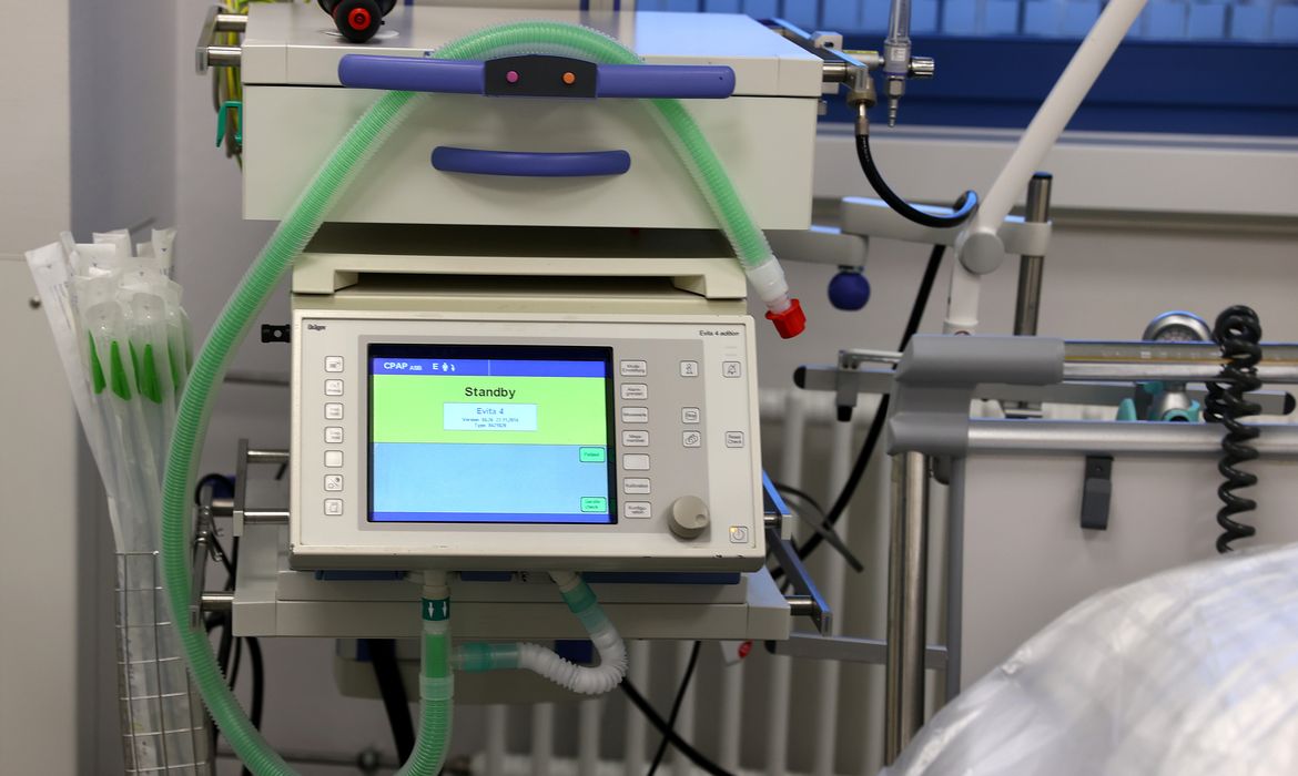 Dispositivo de respiração artificial especial em uma Unidade de Terapia Intensiva (UTI).