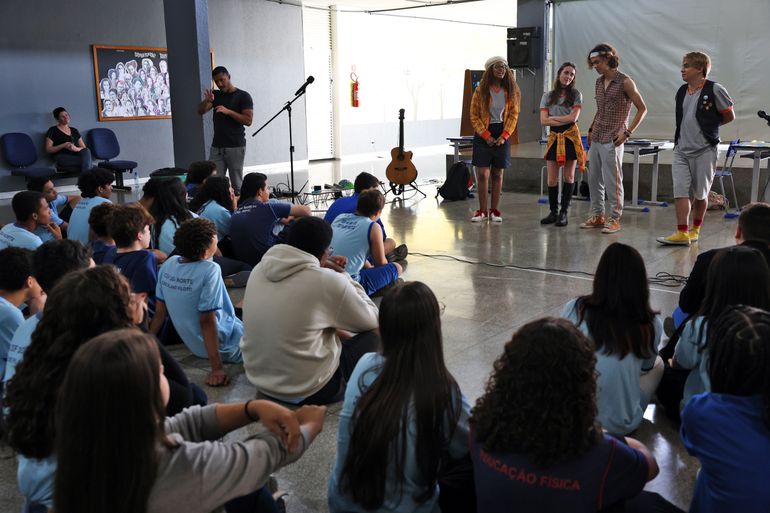Brasília (DF), 25/04/2025 - Alunos do Centro de Ensino Fundamental 104 Norte fazem uma apresentação de teatro sobre bullying. Foto: Antonio Cruz/Agência Brasil