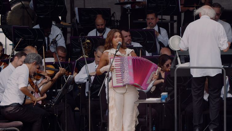 A multi-instrumentista Lucy Alves participa de concerto da OPES na Quinta da Boa Vista