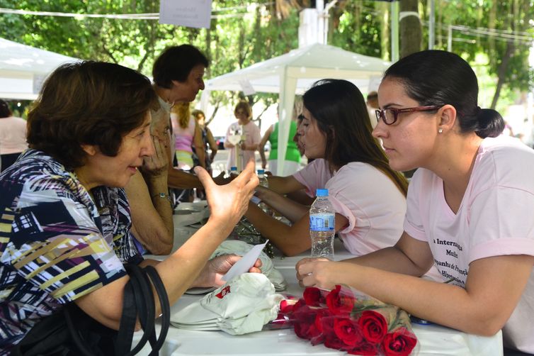 Médicos e advogados dão orientação gratuita a mulheres