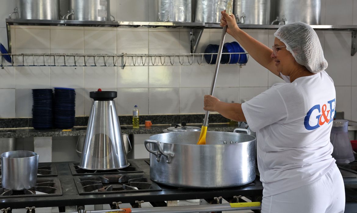 Brasília (DF), 19/02/2025 - Alimentação escolar. Adriane Alves da Silva, trabalha na escola CED619  da Samambaia. Foto: Antônio Cruz/Agência Brasil