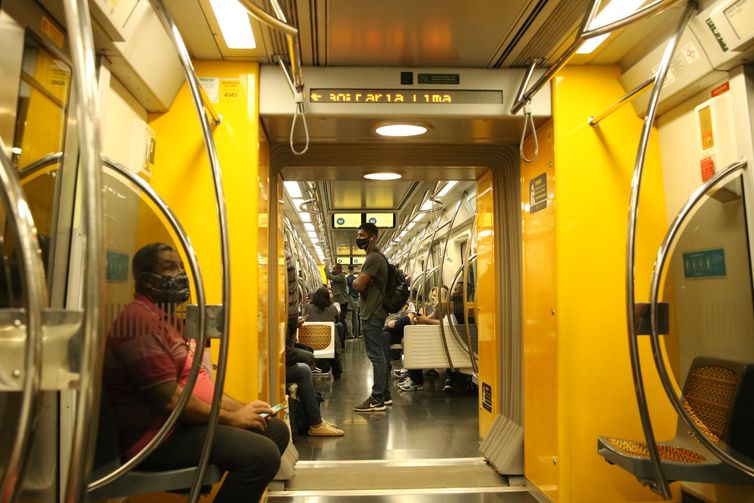 Passageiros com máscaras no vagão da linha 4 do metrô