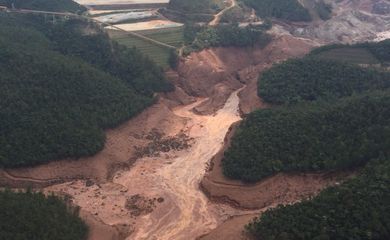 Mariana (MG) - barragem pertencente à mineradora Samarco se rompeu no distrito de Bento Rodrigues, zona rural a 23 quilômetros de Mariana, em Minas Gerais (Corpo de Bombeiros/MG - Divulgação)