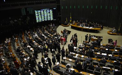 O plenário da Câmara tenta votar o projeto de lei (PL 4330/04) que regulamenta a terceirização na iniciativa privada e nas empresas públicas e de economia mista (Wilson Dias/Agência Brasil)