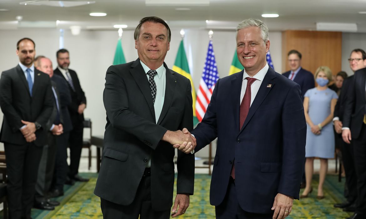 (Brasília - DF, 20/10/2020) Presidente da República, Jair Bolsonaro cumprimenta o Conselheiro de Segurança Nacional dos EUA, Robert O’Brien.
Foto: Marcos Corrêa/PR