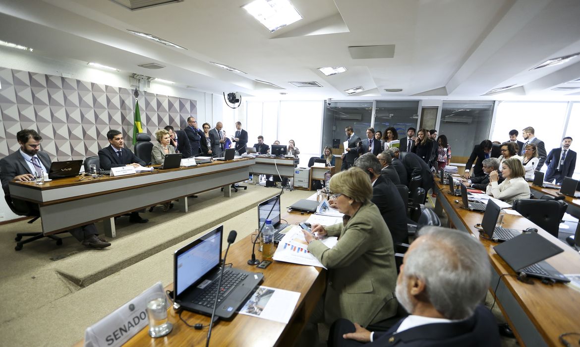 Brasília - Sessão para votar  parecer do relator, senador Ricardo Ferraço,  referente ao projeto da reforma trabalhista, na Comissão de Assuntos Sociais (Marcelo Camargo/Agência Brasil)