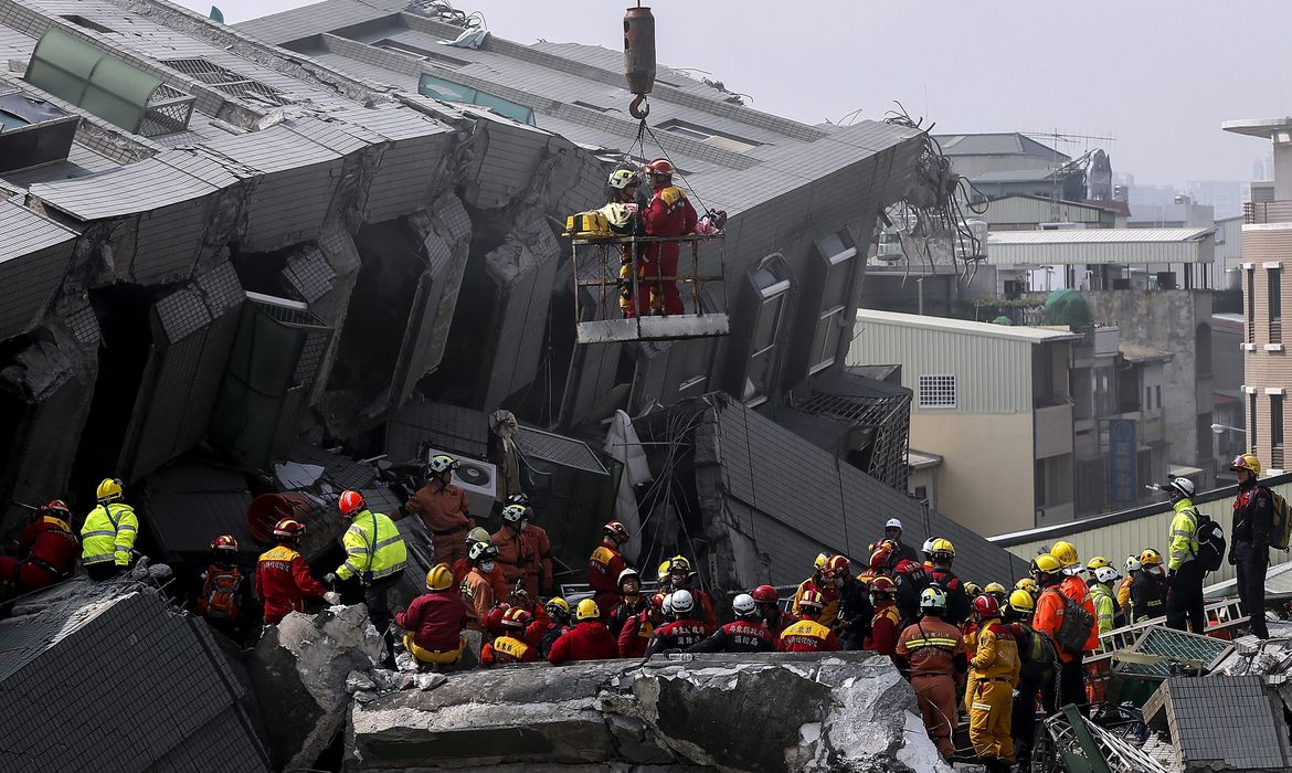 Terremoto de 6,4 graus de magnitude em Taiwan deixa mortos e feridos (EPA/Ritchie B. Tongo/Agência Lusa/Direitos Reservados)