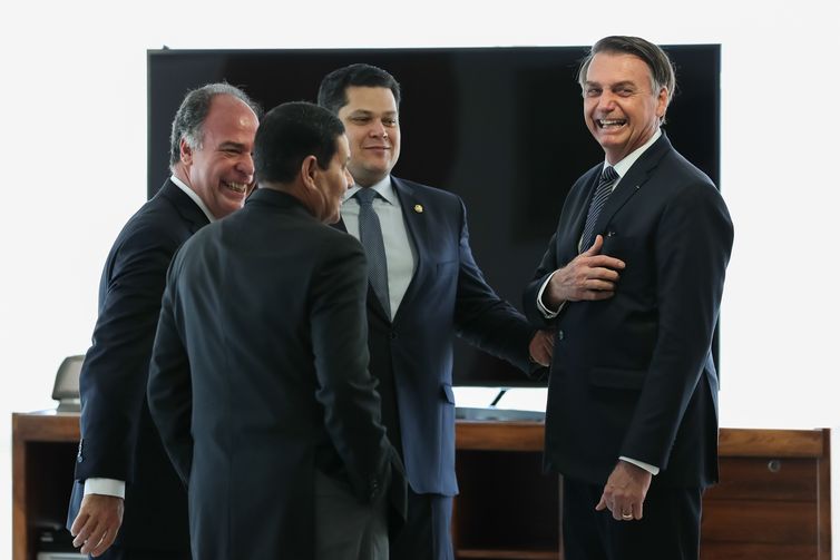 O presidente Jair Bolsonaro e o vice-presidente Hamilton Mourão  durante encontro com o presidente do Senado, Davi Alcolumbre, e o senador Fernando Bezerra, no Palácio do Planalto.