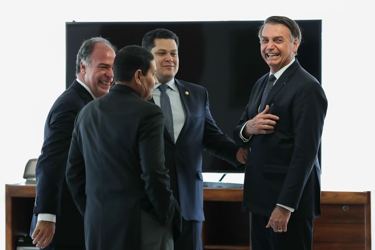 O presidente Jair Bolsonaro e o vice-presidente Hamilton Mourão durante encontro com o presidente do Senado, Davi Alcolumbre, e o senador Fernando Bezerra, no Palácio do Planalto.