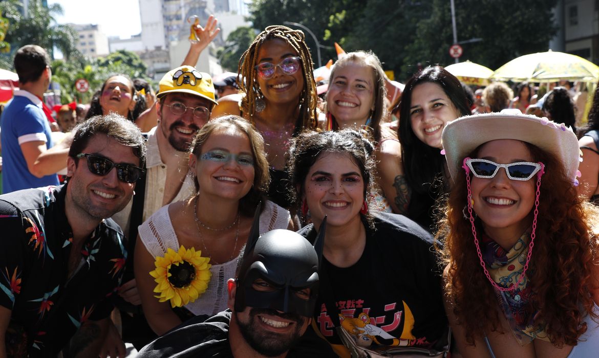 Rio de Janeiro (RJ) 10/02/2024 – Foliões curtem o carnaval de rua no desfile do bloco Multibloco, com tema Anos 90, no centro da cidade. Foto: Fernando Frazão/Agência Brasil