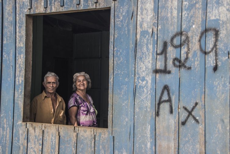 A couple smiles from their house in the Nazaré community, district of Porto Velho, capital of Rondônia. Marcela Bonfim_2014.jpg