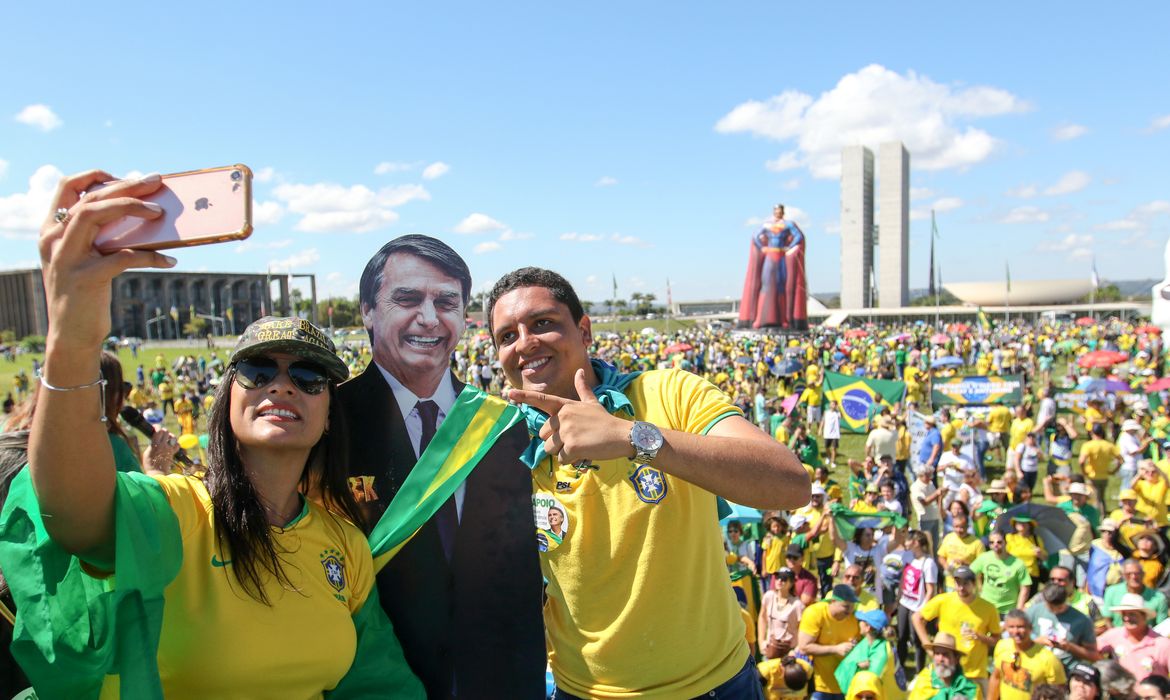 Ato em apoio ao governo de Jair Bolsonaro ocorrem neste domingo (26) na Esplanada dos Ministérios