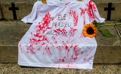Rio de Janeiro (RJ) - 26/12/2024 - 100 fotos melhores de 2024, retrospectiva - Foto feita em 08/03/2023 - Ato denúncia em frente à Câmara Municipal, organizado pelo campanha Levante Feminista contra o Feminicídio, colocarão 210 cruzes nas escadarias do Palácio Pedro Ernesto, simbolizando cada uma das 111 mulheres assassinadas no estado em 2022 e as 99 mulheres assassinadas em 2023. Foto: Tânia Rêgo/Agência Brasil