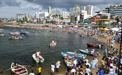 Homenagens a Iemanjá reúnem milhares em Salvador em festa no Rio Vermelho
