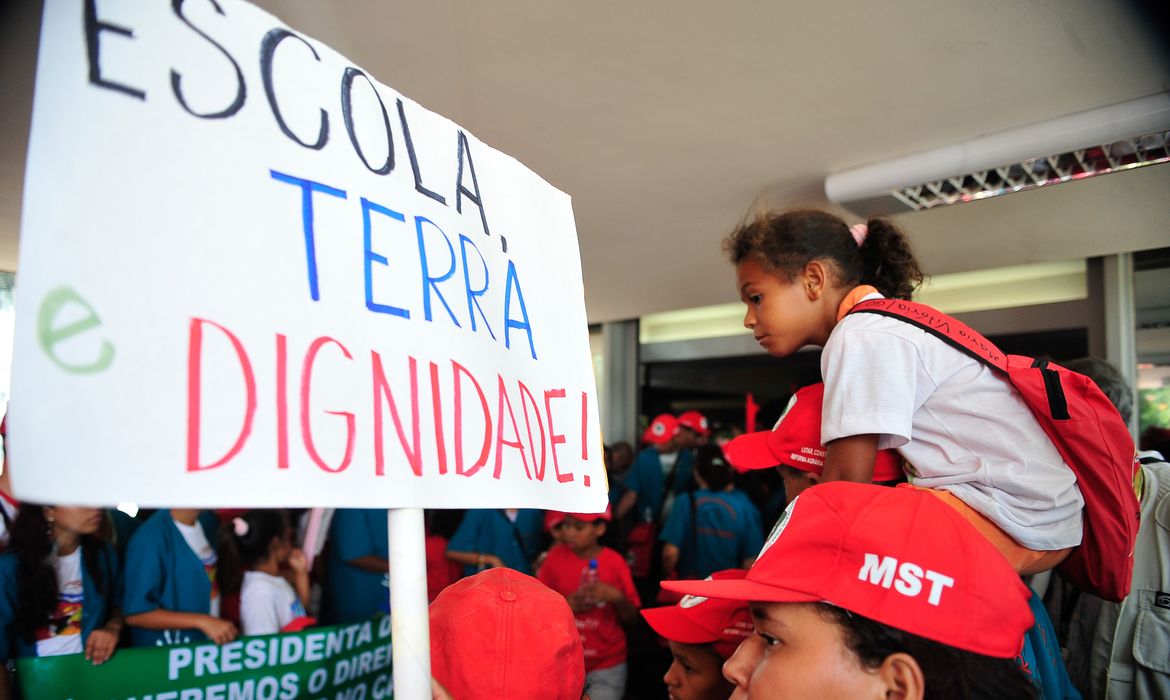 Brasília -Crianças e educadores do Movimento dos Sem Terra (MST) invadem o ministério da educação, para entregar um manifesto sobre o fechamento de escolas rurais nos últimos 12 anos (Marcelo Camargo/Agência Brasil)