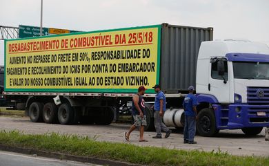 Caminhoneiros protestam contra elevação no preço do diesel na rodovia BR-040, em Duque de Caxias. 