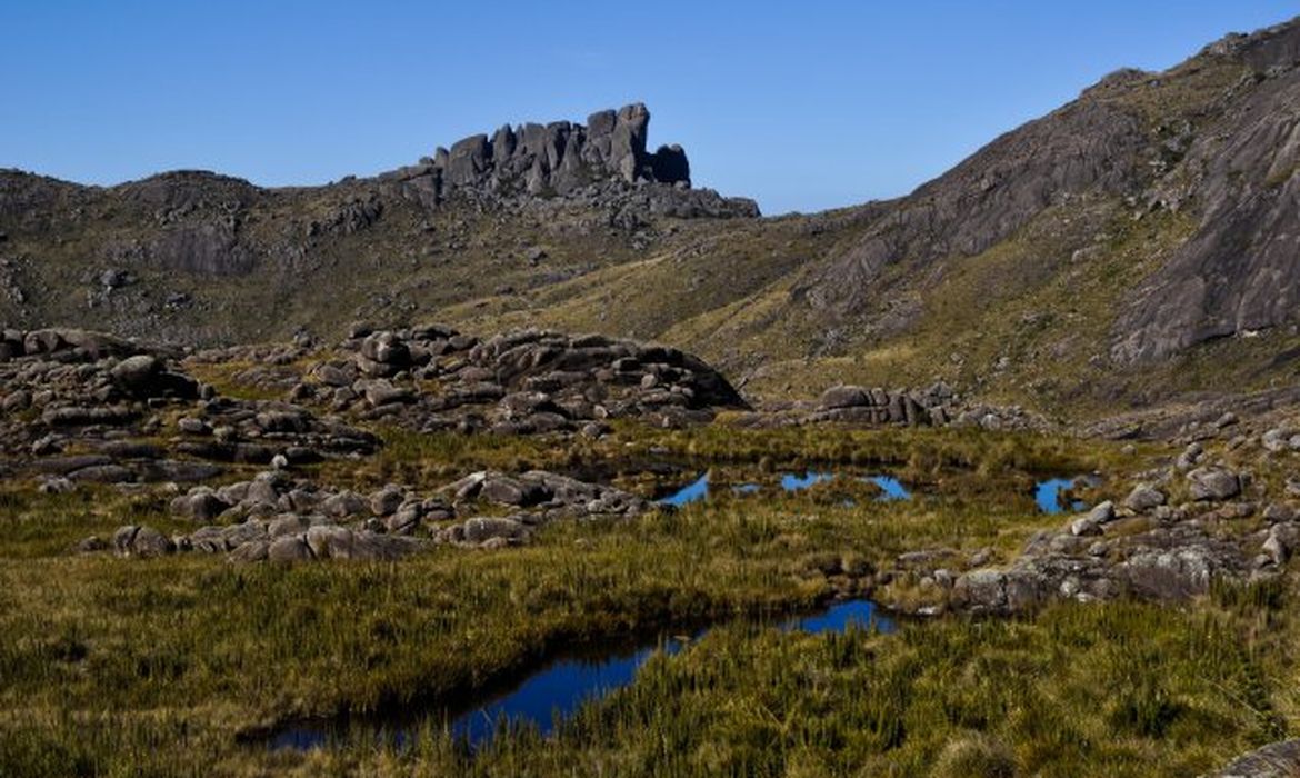 Formação rochosa conhecida como Prateleiras é uma das atrações do Parque de Itatiaia, que completa 80 anos.