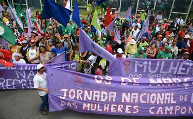 Manifestantes que participam da Jornada Nacional de Lutas das mulheres camponesas na Esplanada dos Ministérios (José Cruz/Agência Brasil)