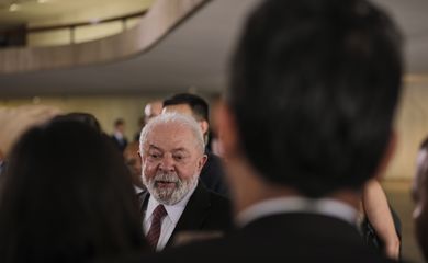 Brasília (DF) 25/09/2023 – O presidente Luiz Inácio Lula da Silva conversa com jornalistas sobre a cirurgia que irá fazer no quadril na próxima sexta feira (29), após encontro com primeiro-Ministro do Vietnã, Pham Minh Chinh, no Palácio do Itamaraty
Foto: Joédson Alves/Agência Brasil
