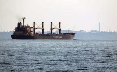 Navio com bandeira da Turquia deixa porto de Odessa.  16/7/2023   REUTERS/Serhii Smolientsev