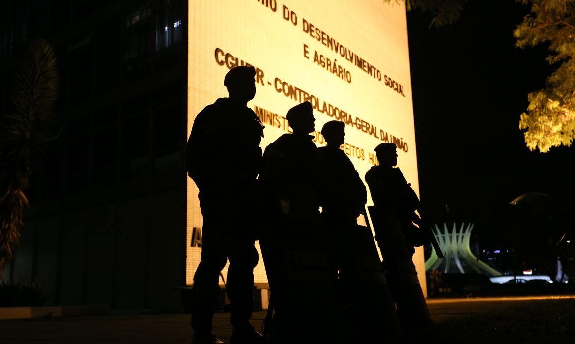 Brasília - A Força Nacional faz a segurança em prédios da Esplanada dos Ministérios que receberam tapumes nas entradas para evitar possíveis invasões durante manifestações (Fabio Rodrigues Pozzebom/Agência Brasil)