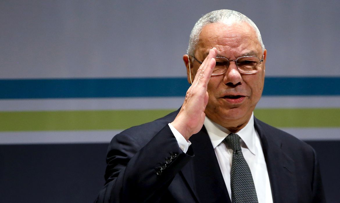 Ex-secretário de Estado dos EUA Colin Powell saúda plateia antes de participar de evento em Washington em 2015