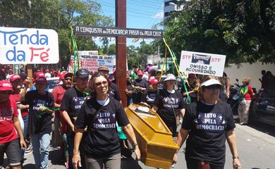 Recife – Grupo de manifestantes carrega caixão e lamenta a morte da democracia 
