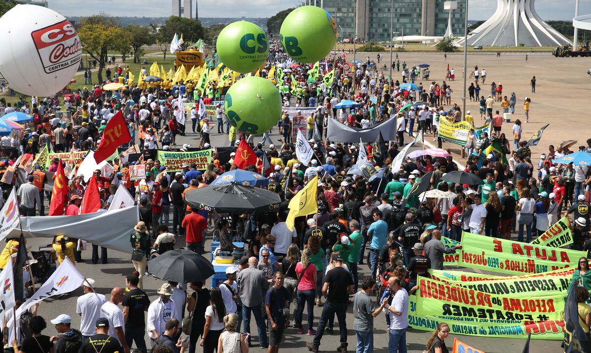 Brasília - Ato de protesto, promovido pelas centrais sindicais, contra as reformas trabalhista e da Previdência Social, na Esplanada dos Ministérios (Marcello Casal Jr/Agência Brasil)