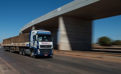 Caminhões trafegam pela BR-040