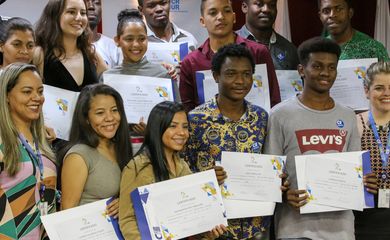 Jovens refugiados do Haiti, Venezuela, Angola e Gana, residentes em Brasília, recebem certificado de oficinas que visam inserir jovens  no mundo de trabalho, por meio dos programas de estágio e programa aprendiz do CIEE