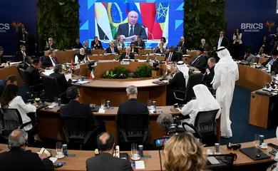 06.07.2025 – Cúpula de Líderes do BRICS

Presidente da Rússia, Vladimir Putin, discursa em transição on-line durante a abertura da Sessão plenária “Paz e Segurança e Reforma da Governança Global” da Cúpula de Lideres do BRICS no Museu de Arte Moderna (MAM), no Rio de Janeiro.  

Foto: Alexandre Brum/BRICS Brasil