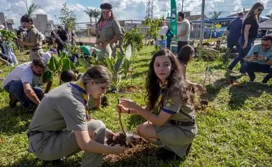 Campo Grande/ MS - 28.03.2026 -  Diversos convidados plantam mudas, durante inauguração do Bosque da COP15, onde foram plantadas 250 mudas. Foto: Rafa Neddermeyer/ Agência Brasil