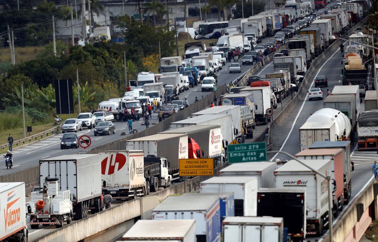 Caminhoneiros participam de protesto contra os altos preços do diesel na rodovia BR-116 Régis Bittencourt, em São Paulo/Leonardo Benassatto/Reuters/direitos reservados Caminhoneiros participam de protesto contra os altos preços do diesel na rodovia BR-116 Régis Bittencourt, em São Paulo