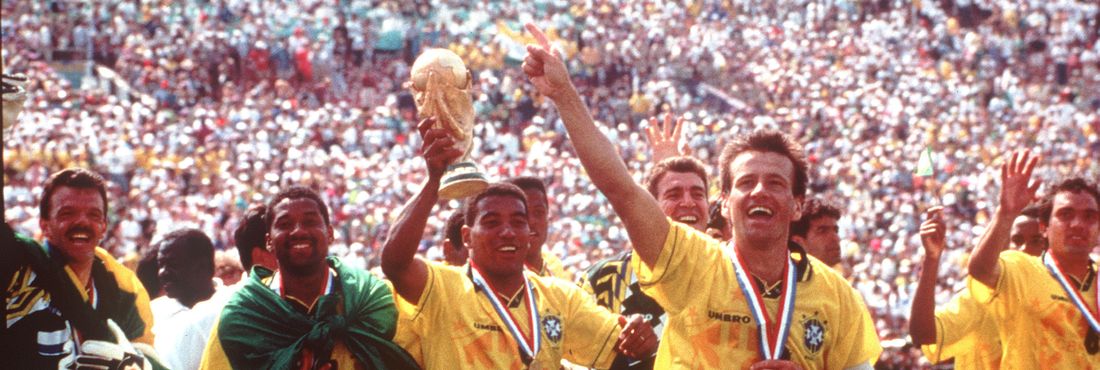 Jogadores brasileiros celebram o tetracampeonato na Copa dos EUA, em 1994. Título foi conquistado após vitória nos pênaltis contra a Itália