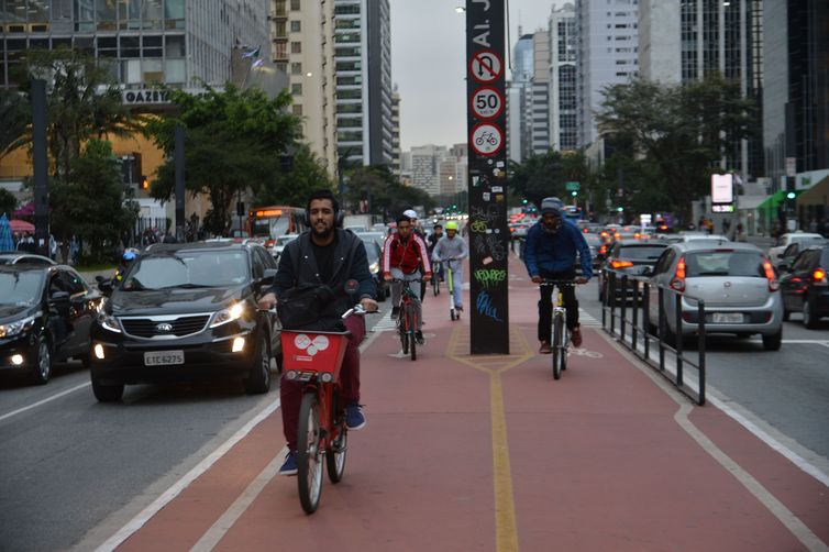 Ciclovia da Avenida Paulista facilita a mobilidade urbana na cidade de São Paulo.