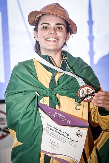 World Taekwondo/Divulgação Silvana lutando, com a bandeira do Brasil e com a medalha no peito