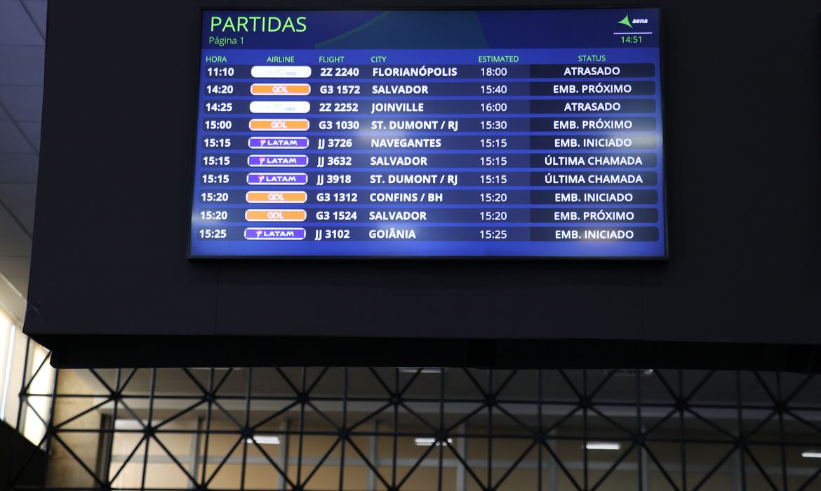 São Paulo (SP), 14/08/2024 - Painel anuncia atraso de voos da Voepass Linhas Aéreas no Aeroporto de Congonhas. Foto: Rovena Rosa/Agência Brasil