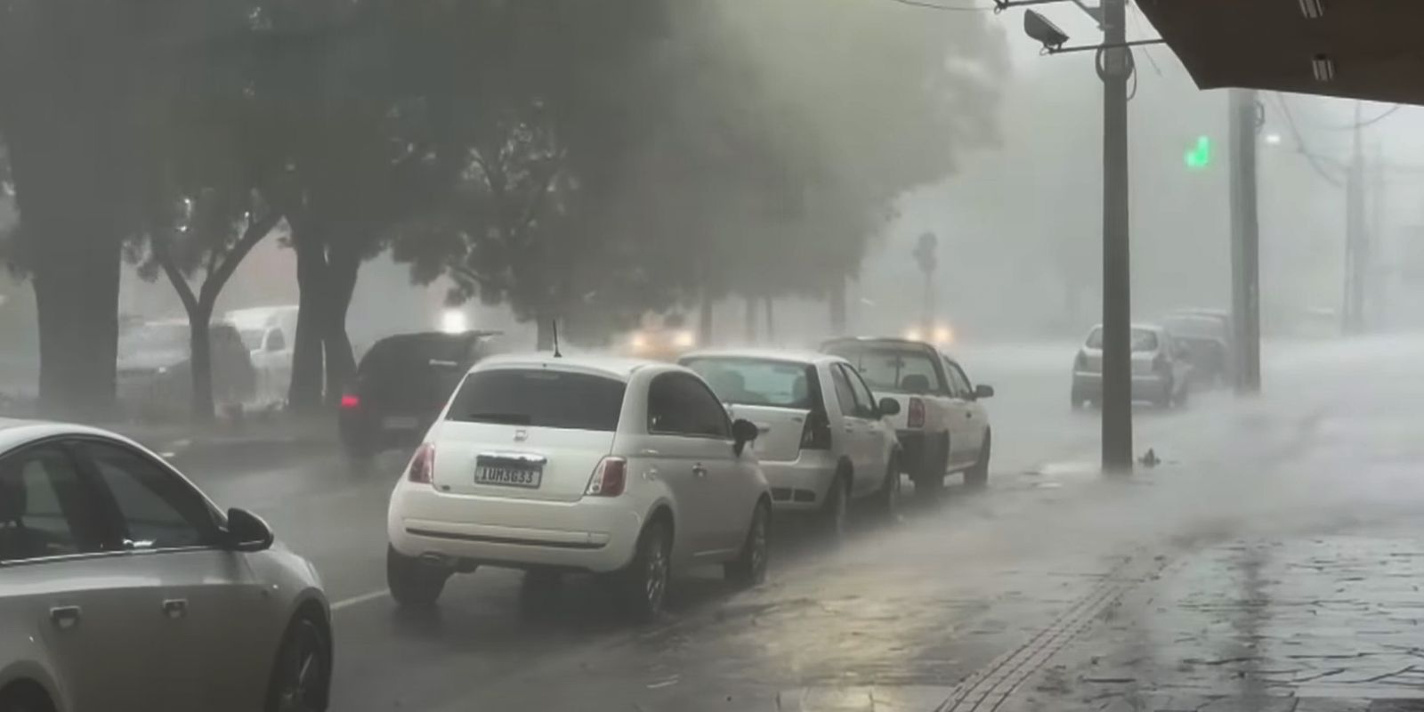 Chuvas e ventos fortes voltam a causar estragos em cidades do RS