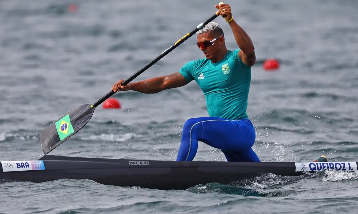 REUTERS/Molly Darlington/Proibida reprodução Paris 2024 Olympics - Sprint Canoe - Men's Canoe Single 1000m Semifinal 1 - Vaires-sur-Marne Nautical Stadium - Flatwater, Vaires-sur-Marne, France - August 09, 2024. Isaquias Guimaraes Queiroz of Brazil in action. REUTERS/Molly Darlington