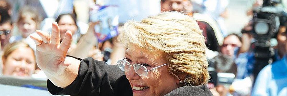 Ex-presidenta Michelle Bachelet teve 47% dos votos no Chile, mas disputará segundo turno no dia 15 de dezembro contra Evelyn Matthei